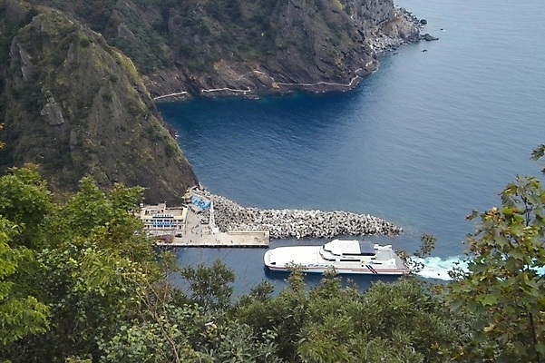 포토 JPG 주간 나무 식물 시설물 현대건축 건축 파도 바다 로우앵글 섬 백그라운드 자연 하늘 풍경 사람없음 야외 항구 돌_바위 바위 울릉도 도동항 선박 국내포토 자연요소 건축물 뷰포인트 수상교통 교통시설 경상북도 생태계 파일형식