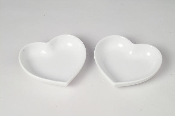포토 JPG 스튜디오촬영 그릇 접시 생활용품 사람없음 하트 도자기 하트접시 국내포토 모양 식기 실내 오브젝트 파일형식