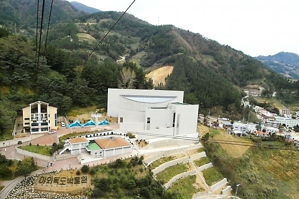 포토 JPG 주간 건축물 건축 섬 유적 자연 하늘 산 풍경 사람없음 야외 건물 마을 농촌 박물관 울릉도 문화시설 독도 독도박물관 국내포토 자연요소 전통 한국 시골 경상북도 시설 생태계 파일형식