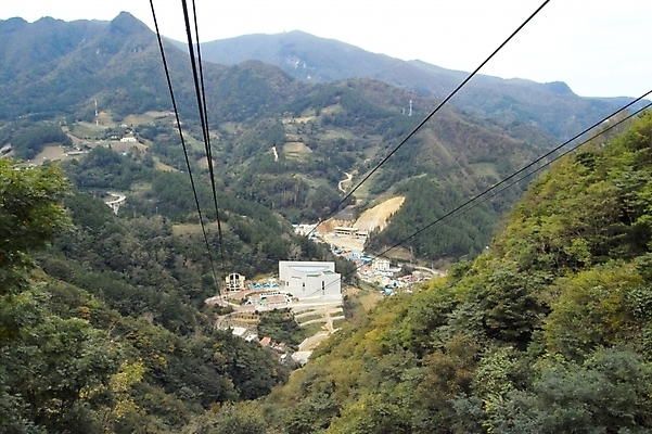 포토 JPG 주간 건축물 건축 섬 유적 자연 하늘 산 풍경 사람없음 야외 건물 마을 농촌 박물관 울릉도 문화시설 독도 독도박물관 국내포토 자연요소 전통 한국 시골 경상북도 시설 생태계 파일형식