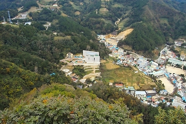 포토 JPG 주간 건축물 건축 섬 유적 자연 산 풍경 사람없음 야외 건물 하이앵글 마을 농촌 박물관 울릉도 문화시설 독도 독도박물관 국내포토 자연요소 전통 뷰포인트 한국 시골 경상북도 시설 생태계 파일형식