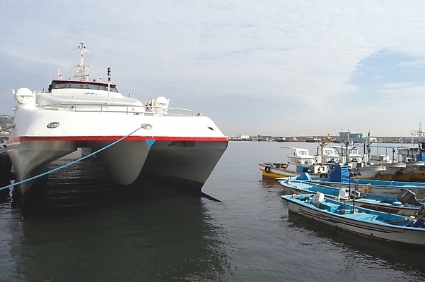 포토 JPG 주간 시설물 현대건축 건축 바다 섬 교통 수상교통 자연 어업 풍경 사람없음 야외 항구 어선 크루즈 어촌 울릉도 묵호항 선박 국내포토 자연요소 건축물 산업 교통수단 배_교통 교통시설 시골 경상북도 생태계 강원도 파일형식