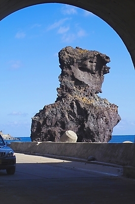 포토 JPG 주간 도로 육상교통 바다 백그라운드 교통 승용차 자동차 자연 하늘 풍경 사람없음 야외 조약돌 바위 터널 방파제 울릉도 사자바위 국내포토 자연요소 공공시설 길 교통수단 섬 교통시설 돌 바위_돌 경상북도 생태계 파일형식