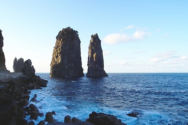 포토 JPG 주간 파도 바다 섬 백그라운드 자연 하늘 풍경 사람없음 야외 절벽 돌_바위 바위 보호 방파제 울릉도 삼선암 국내포토 자연요소 공공시설 컨셉 암석 경상북도 생태계 파일형식
