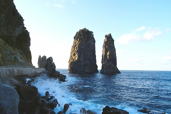 포토 JPG 주간 파도 바다 섬 백그라운드 자연 하늘 풍경 사람없음 야외 절벽 돌_바위 바위 보호 방파제 울릉도 삼선암 국내포토 자연요소 공공시설 컨셉 암석 경상북도 생태계 파일형식