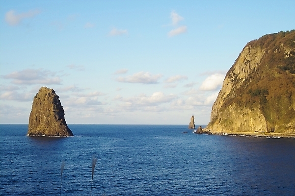 포토 JPG 주간 구름 파도 바다 섬 백그라운드 자연 하늘 풍경 사람없음 야외 절벽 돌_바위 바위 울릉도 삼선암 국내포토 자연요소 암석 경상북도 생태계 파일형식