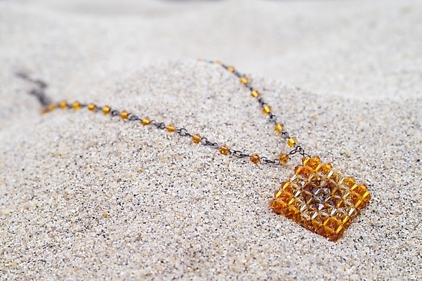 포토 JPG 잡화 모래 목걸이 장신구 사람없음 장식 보석 오브젝트 팬던트 국내포토 광석 파일형식