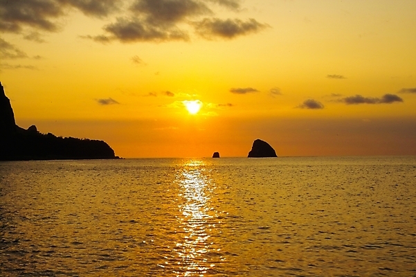 포토 JPG 주간 구름 바다 섬 백그라운드 자연 하늘 풍경 사람없음 야외 태양 일출 노을 일몰 저녁 울릉도 천부항 국내포토 자연요소 항구 야간 경상북도 생태계 파일형식