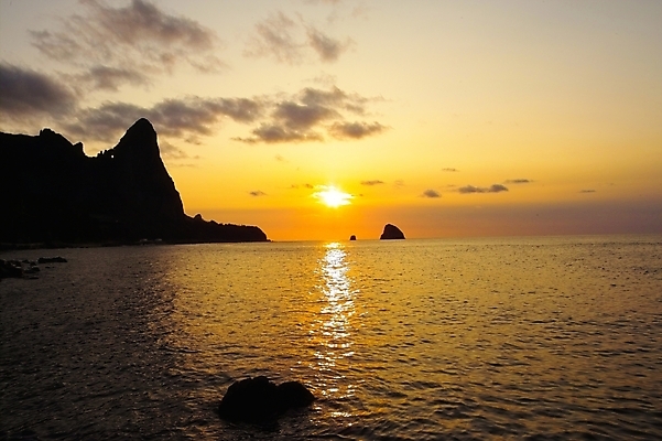 포토 JPG 주간 구름 바다 섬 백그라운드 자연 하늘 풍경 사람없음 야외 태양 일출 노을 일몰 저녁 울릉도 천부항 국내포토 자연요소 항구 야간 경상북도 생태계 파일형식