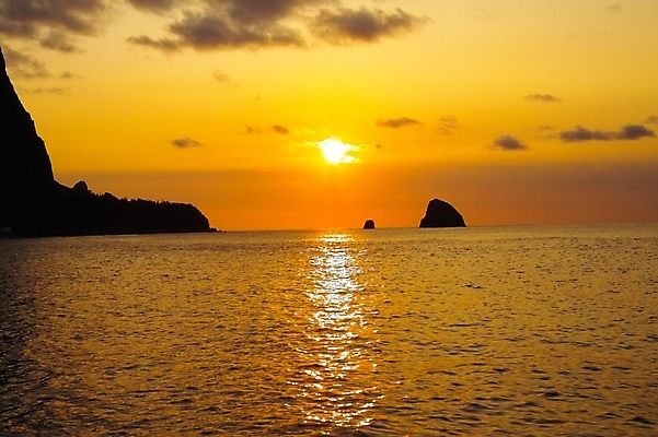 포토 JPG 주간 구름 바다 섬 백그라운드 자연 하늘 풍경 사람없음 야외 태양 일출 노을 일몰 저녁 울릉도 천부항 국내포토 자연요소 항구 야간 경상북도 생태계 파일형식