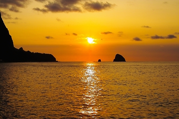 포토 JPG 주간 구름 웰빙 바다 섬 백그라운드 자연 하늘 풍경 사람없음 야외 태양 일출 노을 일몰 저녁 울릉도 천부항 국내포토 자연요소 항구 야간 경상북도 생태계 파일형식