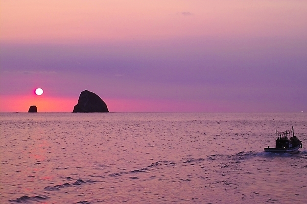 포토 JPG 주간 구름 바다 섬 백그라운드 교통 수상교통 자연 하늘 어업 풍경 사람없음 야외 태양 일출 노을 일몰 어선 저녁 울릉도 천부항 선박 국내포토 자연요소 산업 교통수단 배_교통 항구 야간 경상북도 생태계 파일형식