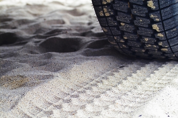 포토 JPG 주간 모래 자국 자동차 사람없음 야외 바퀴 바퀴자국 타이어 차량부품 국내포토 자연요소 육상교통 부속품 파일형식
