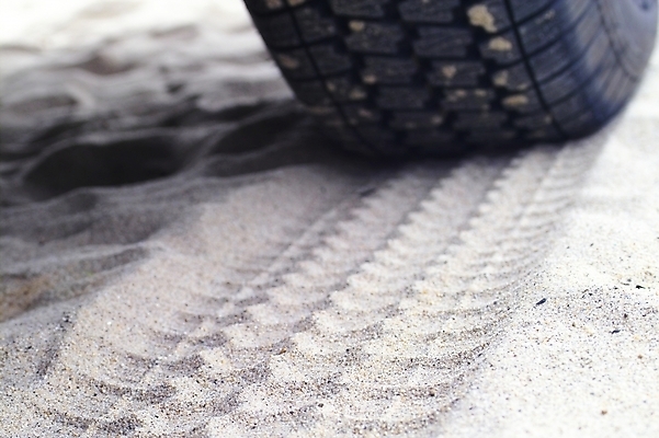 포토 JPG 주간 모래 자국 자동차 사람없음 야외 바퀴 바퀴자국 타이어 차량부품 국내포토 자연요소 육상교통 부속품 파일형식