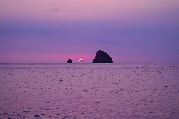 포토 JPG 주간 구름 바다 섬 백그라운드 자연 하늘 풍경 사람없음 야외 태양 일출 노을 일몰 저녁 울릉도 천부항 국내포토 자연요소 항구 야간 경상북도 생태계 파일형식