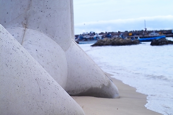 포토 JPG 주간 시설물 공공시설 현대건축 건축 바다 백그라운드 교통 수상교통 자연 어업 풍경 사람없음 야외 항구 어선 방파제 테트라포드 선박 국내포토 자연요소 건축물 산업 교통수단 배_교통 교통시설 시설 생태계 파일형식