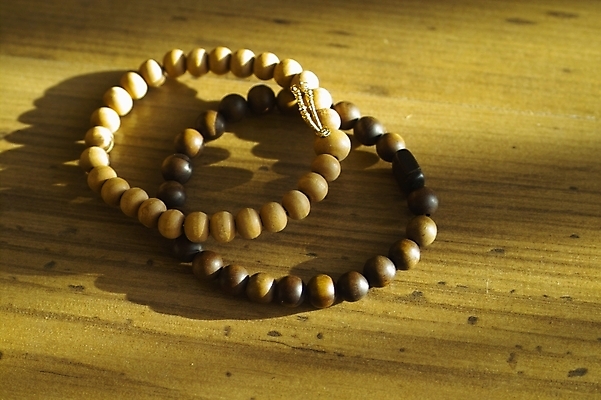 포토 JPG 주간 종교 불교 종교용품 바닥 사람없음 목재 마루 불교용품 염주 묵주 방바닥 국내포토 자연요소 나무 재료 파일형식