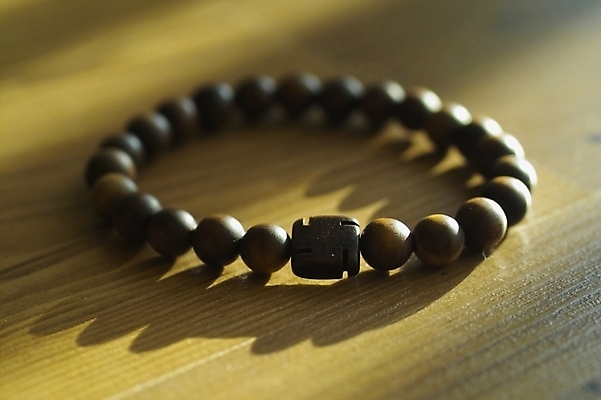 포토 JPG 주간 종교 불교 종교용품 바닥 사람없음 목재 마루 불교용품 염주 묵주 방바닥 국내포토 자연요소 나무 재료 파일형식