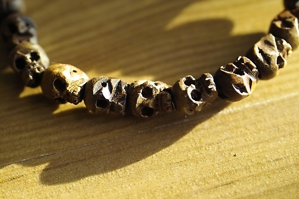 포토 JPG 주간 종교 불교 종교용품 바닥 해골 사람없음 목재 마루 불교용품 염주 묵주 방바닥 국내포토 자연요소 나무 재료 뼈 파일형식