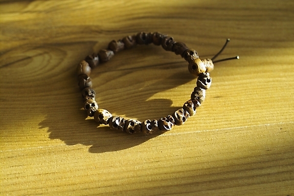 포토 JPG 주간 종교 불교 종교용품 바닥 사람없음 목재 마루 불교용품 염주 묵주 방바닥 국내포토 자연요소 나무 재료 파일형식