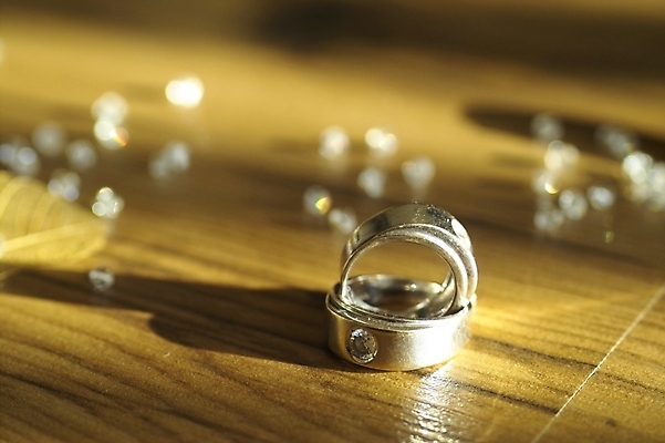 포토 JPG 식물 백그라운드 잎 장신구 자연 나뭇잎 바닥 사람없음 목재 반지 마루 커플반지 비즈 방바닥 국내포토 나무 재료 생태계 파일형식