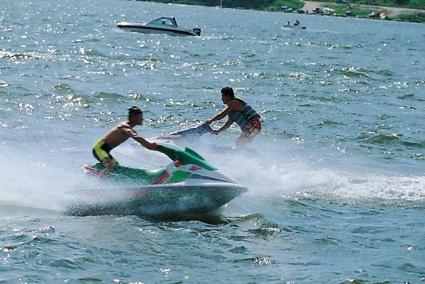 포토 JPG 주간 웰빙 남자 스포츠 바다 교통 수상교통 레저 사람 풍경 야외 두명 여름 레포츠 강 하이앵글 운동 수상스포츠 보트 속도 제트스키 여름스포츠 Z 남자만 국내포토 자연요소 알파벳 계절 교통수단 뷰포인트 배_교통 건강 파일형식 여름_계절