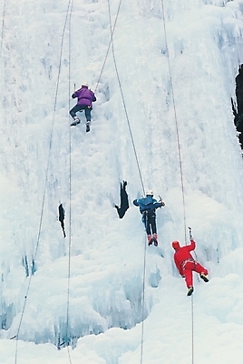 포토 JPG 주간 웰빙 밧줄 스포츠 로우앵글 레저 바위산 사람 여러명 야외 레포츠 얼음 등산 절벽 돌_바위 바위 등산객 암벽 암벽등반 빙벽등반 국내포토 자연요소 줄 뷰포인트 다수 트래킹 돌산 파일형식