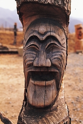 포토 JPG 주간 전통 종교 상징 조각 종교용품 전통소품 한국 근접촬영 사람없음 야외 무속 무속신앙용품 하회탈 장승 수호신 마을수호신 조각_조소 국내포토 자연요소 아시아 뷰포인트 신_종교 오브젝트 탈 조소 파일형식