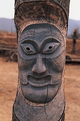 포토 JPG 주간 전통 종교 상징 조각 종교용품 전통소품 한국 근접촬영 사람없음 야외 무속 무속신앙용품 탈 하회탈 장승 수호신 마을수호신 조각_조소 국내포토 자연요소 아시아 뷰포인트 가면 신_종교 오브젝트 조소 파일형식