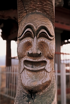 포토 JPG 주간 전통 종교 상징 조각 종교용품 전통소품 한국 근접촬영 사람없음 야외 무속 무속신앙용품 탈 하회탈 장승 수호신 마을수호신 조각_조소 국내포토 자연요소 아시아 뷰포인트 가면 신_종교 오브젝트 조소 파일형식