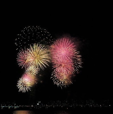 포토 JPG 로우앵글 백그라운드 야경 폭죽 불꽃놀이 이벤트 사람없음 야외 강 축제 도시 국내포토 뷰포인트 놀이 야간 파일형식 풍경_경치