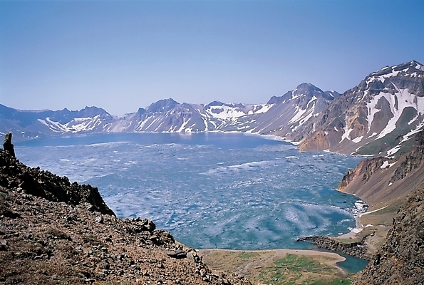 포토 JPG 주간 사계절 계절 호수 배경화면 백그라운드 설경 겨울 자연 하늘 산 풍경 사람없음 야외 하이앵글 얼음 돌_바위 눈 연못 백두산 천지 항공촬영 국내포토 자연요소 뷰포인트 날씨 생태계 파일형식