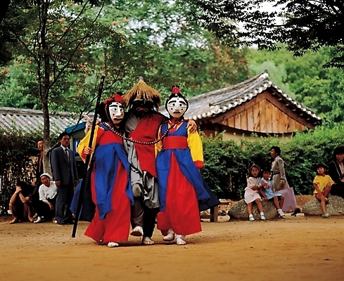 포토 JPG 주간 나무 식물 한국문화 한국전통 전통 여자 남자 전통문화 문화 어린이 백그라운드 고건축 주택 기와집 사람 소녀 여러명 성인 야외 정원 전통놀이 공연 전통공연 탈춤 전통무용 탈 산대놀이 국내포토 자연요소 동양문화 건축물 다수 놀이 한옥 한국 가면 이벤트 건물 춤 파일형식