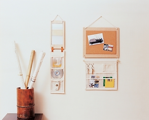 포토 JPG 벽 생활용품 알림판 실내 사람없음 스마트폰 인테리어 거울 CD 플로피디스크 대나무 오브젝트 연필꽂이 메모판 벽걸이 기념사진 대나무통 수납벽걸이 국내포토 나무 디자인 문구용품 내부 핸드폰 스마트기기 파일형식