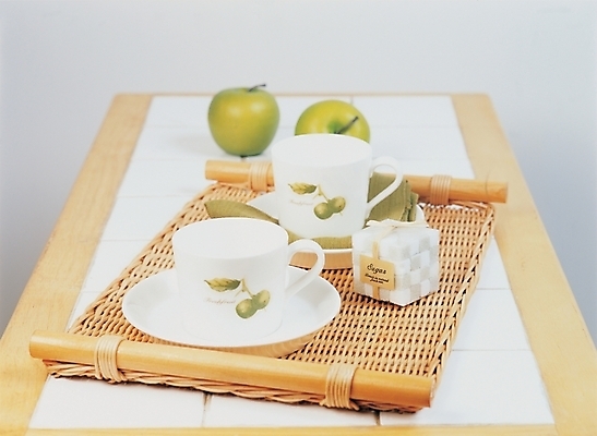 포토 JPG 웰빙 생활용품 탁자 주방용품 잔 쟁반 실내 선물 사람없음 장식 인테리어 사과 커피잔 찻잔 오브젝트 티세트 국내포토 식기 디자인 커피 가구 과일 내부 차_음료 세트 파일형식