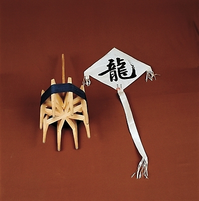 포토 JPG 한국문화 한국전통 전통 생활용품 놀이 전통소품 실내 사람없음 놀이용품 전통놀이 연 오브젝트 연날리기 얼레 가오리연 국내포토 동양문화 한국 내부 파일형식