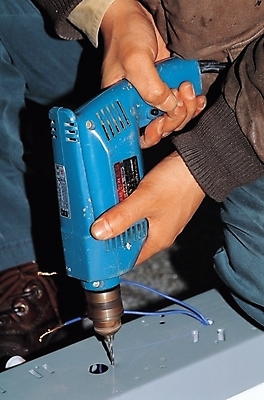 포토 JPG 손 남자 한명 사람 신체부위 도구 공구 철 드릴 오브젝트 핸드드릴 국내포토 1 파일형식