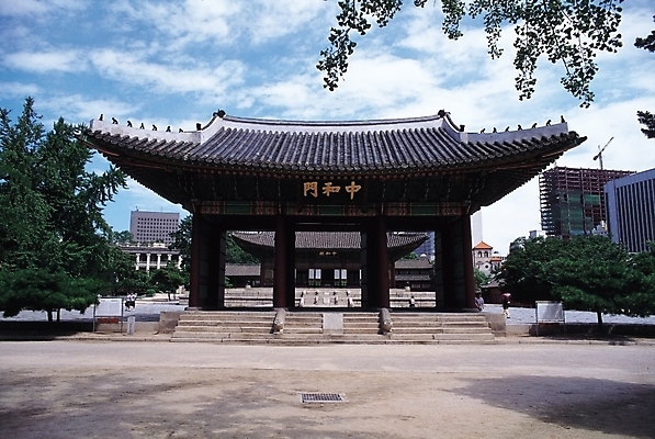 포토 JPG 주간 나무 한국문화 한국전통 전통 시설물 건축 여행 고건축 유적 한국건축 하늘 사람없음 야외 건물 관광지 문 동양건축 궁전 문화재 덕수궁 중화문 국내포토 자연요소 식물 동양문화 건축물 한국 파일형식 동양