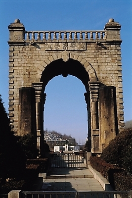 포토 JPG 주간 한국문화 한국전통 전통 시설물 건축 로우앵글 고건축 유적 한국건축 유물 사람없음 야외 문 동양건축 문화재 독립문 돌문 국내포토 자연요소 동양문화 건축물 뷰포인트 한국 파일형식 동양