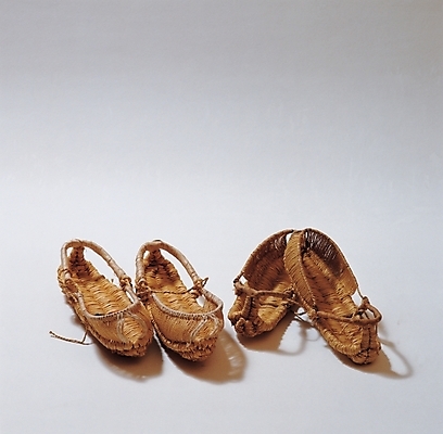 포토 JPG 한국문화 한국전통 전통 잡화 신발 장신구 실내 사람없음 여성화 전통의상 오브젝트 짚신 두켤레 국내포토 동양문화 전통소품 한국 내부 파일형식