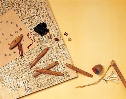 포토 JPG 한국문화 한국전통 전통 명절 문화 줄 생활용품 장신구 놀이 복주머니 전통소품 실내 사람없음 놀이용품 전통놀이 말_게임 윷 윷놀이 오브젝트 팽이 윷판 팽이줄 국내포토 동양문화 기념일 한국 내부 파일형식