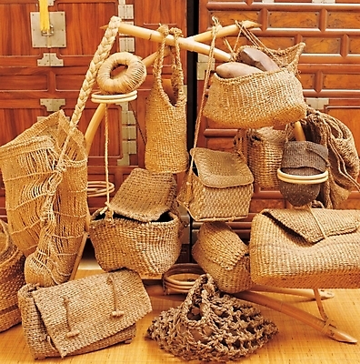 포토 JPG 한국문화 한국전통 전통 가구 생활용품 가방 전통소품 실내 사람없음 바구니 장롱 그물 볏짚 공예 오브젝트 공예품 자루 고가구 또아리 똬리 짚공예 국내포토 동양문화 잡화 한국 취미 내부 짚 파일형식