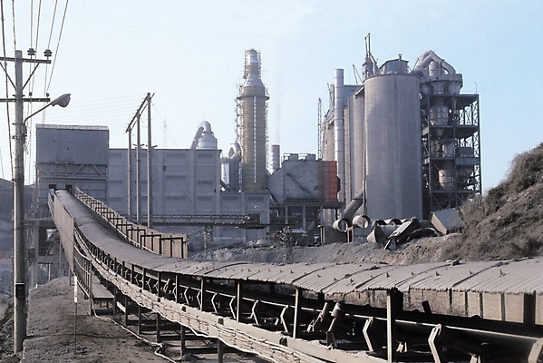 포토 JPG 주간 시설물 현대건축 건축 산업 공장 공업 풍경 사람없음 야외 산업시설 전봇대 시멘트 시멘트공업 시멘트공장 국내포토 자연요소 건축물 공공시설 파일형식