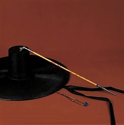 포토 JPG 모자 한국문화 한국전통 전통 잡화 생활용품 장신구 전통소품 실내 사람없음 전통의상 한복 대나무 오브젝트 담뱃대 양반갓 국내포토 갓모자 나무 모자_잡화 동양문화 한국 담배 내부 파일형식