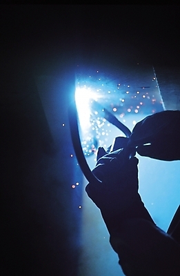 포토 JPG 손 실루엣 산업 불꽃 노동자 실내 그림자 한명 사람 신체부위 작업 용접 용접공 국내포토 직업 1 불 촬영기법 내부 파일형식