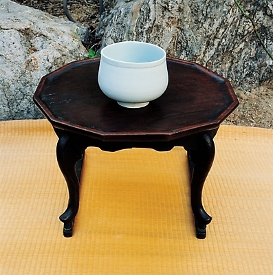 포토 JPG 주간 한국문화 한국전통 전통 그릇 접시 가구 생활용품 전통소품 사람없음 야외 돌_바위 바위 도자기 사기그릇 오브젝트 고가구 민속신앙 찻상 국내포토 자연요소 동양문화 식기 탁자 한국 파일형식