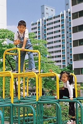 포토 JPG 주간 어린이 아파트 미소 웃음 사람 동양인 소녀 소년 야외 두명 놀이기구 놀이터 정글짐 어린이만 국내포토 자연요소 여자 남자 놀이 주택 표정 인종 파일형식