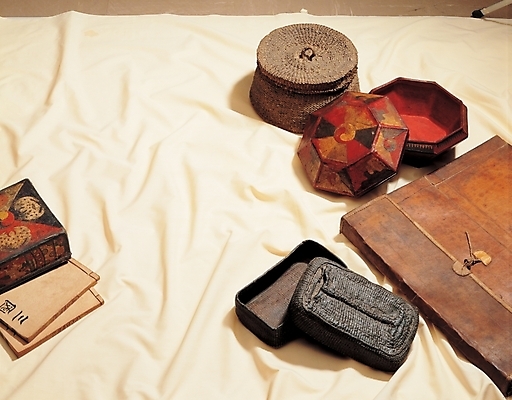 포토 JPG 한국문화 한국전통 전통 생활용품 유물 전통소품 실내 사람없음 책 고서 오브젝트 함 보석함 전통용품 정리용소품 국내포토 동양문화 한국 내부 파일형식