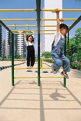 포토 JPG 주간 나무 어린이 아파트 사람 동양인 소녀 소년 야외 두명 건물 운동장 놀이기구 놀이터 구름사다리 어린이만 국내포토 자연요소 식물 건축물 여자 남자 스포츠시설 놀이 주택 인종 공간 파일형식