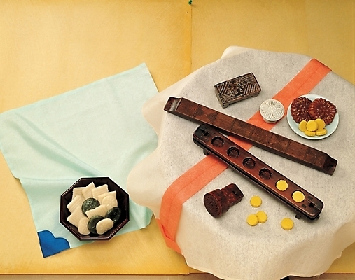 포토 JPG 한국문화 한국전통 한식 음식 디저트 떡 전통소품 실내 틀 사람없음 한과 떡틀 떡판 사각보 전통다과 국내포토 동양문화 전통 한국 내부 전통음식 오브젝트 다과 파일형식